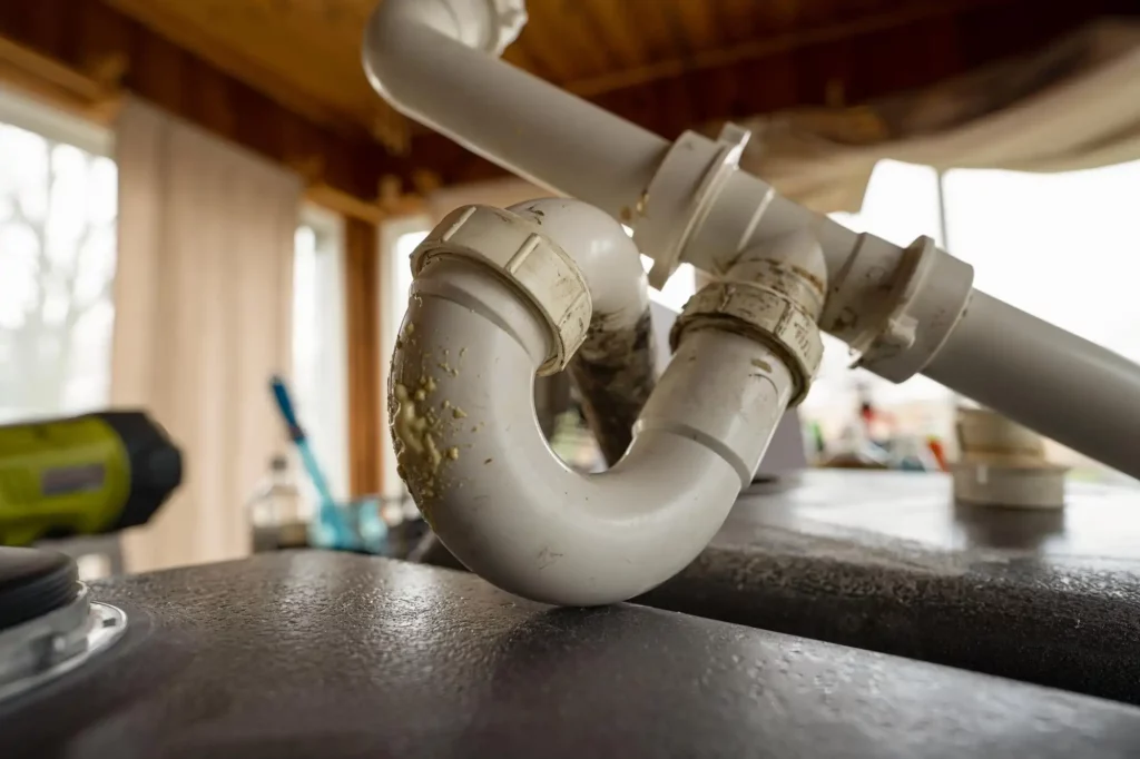 Siphon unter der Spüle verstopft? Jetzt Abfluss professionell in Frankfurt am Main reinigen lassen